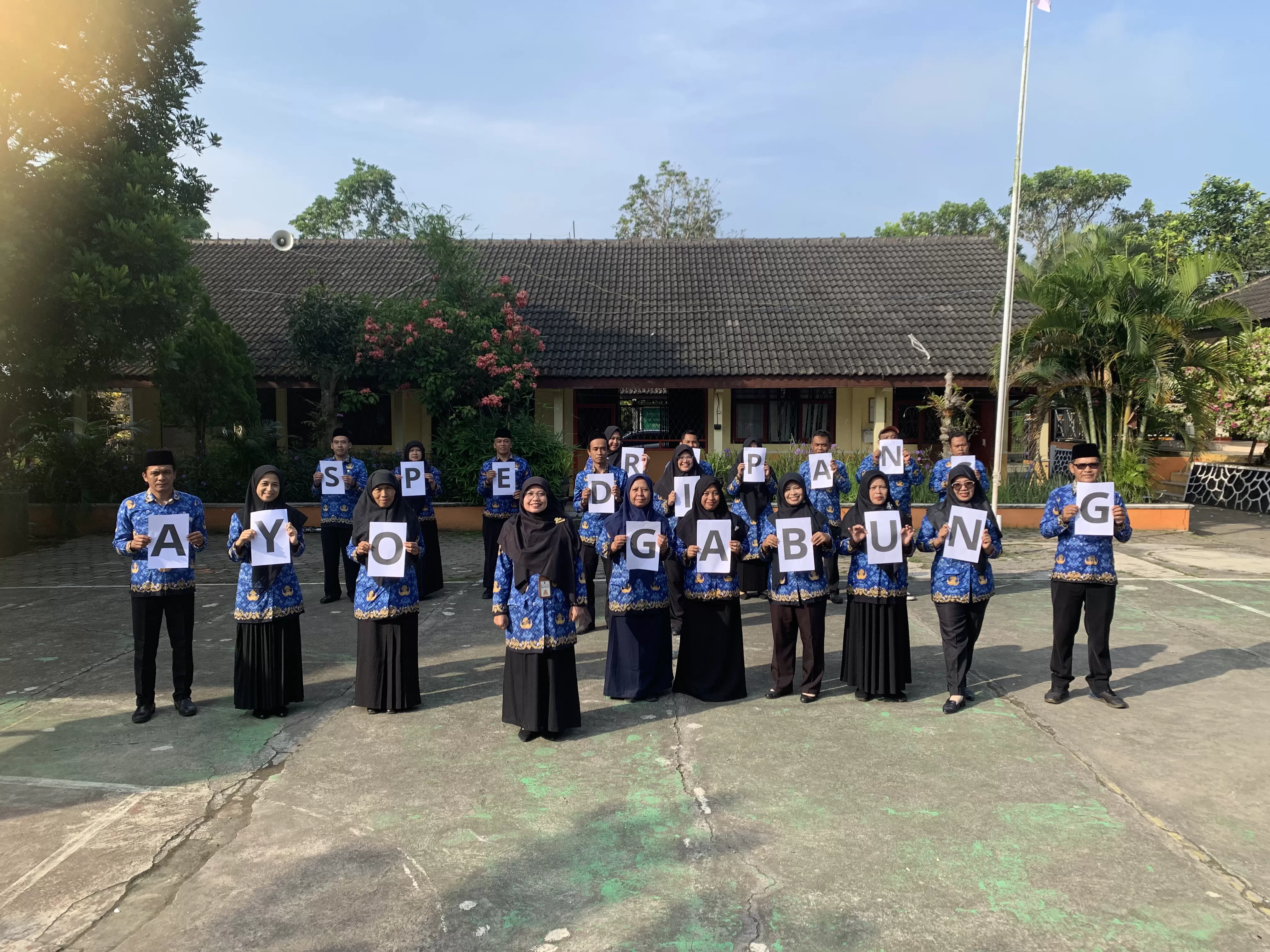 Guru dan Karyawan SMP Negeri 2 Selopampang